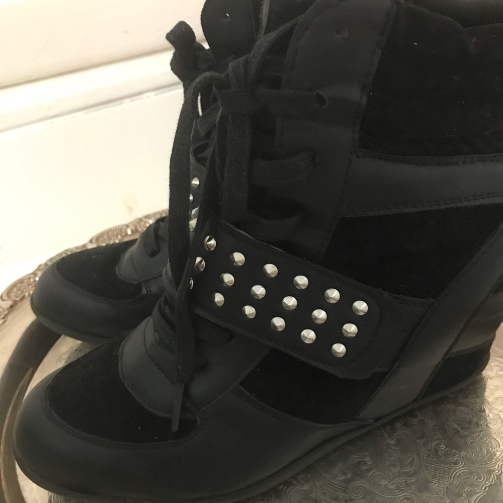 Black wedge sneaker good condition